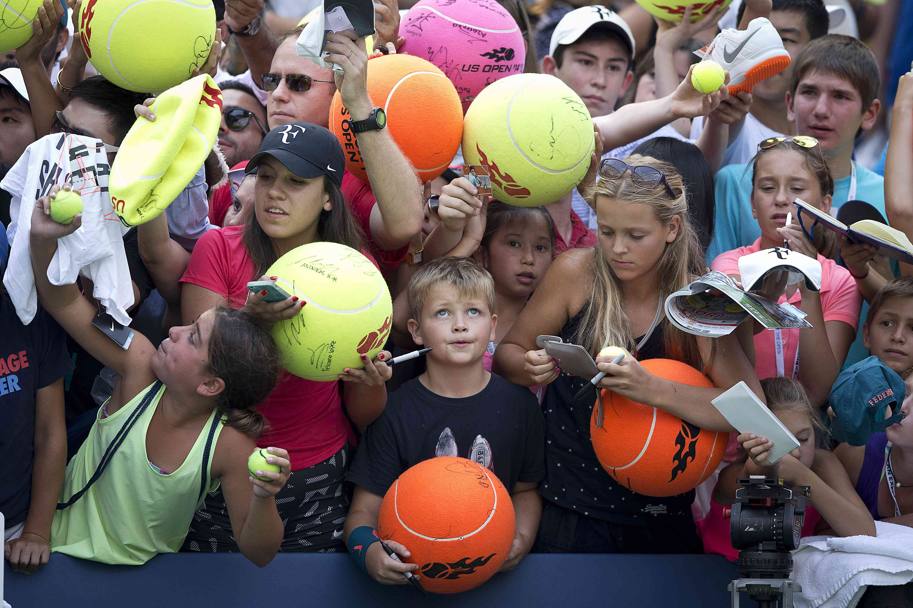 Giovanissimi appassionati in attesa di un autografo del fuoriclasse svizzero Federer agli Us Open, in svolgimento a New York (Action Images)